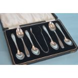 A boxed set of six coffee spoons and tongs. Birmin