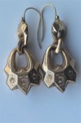 A pair of attractive Victorian engraved drop earrings. Est. £30 - £40.