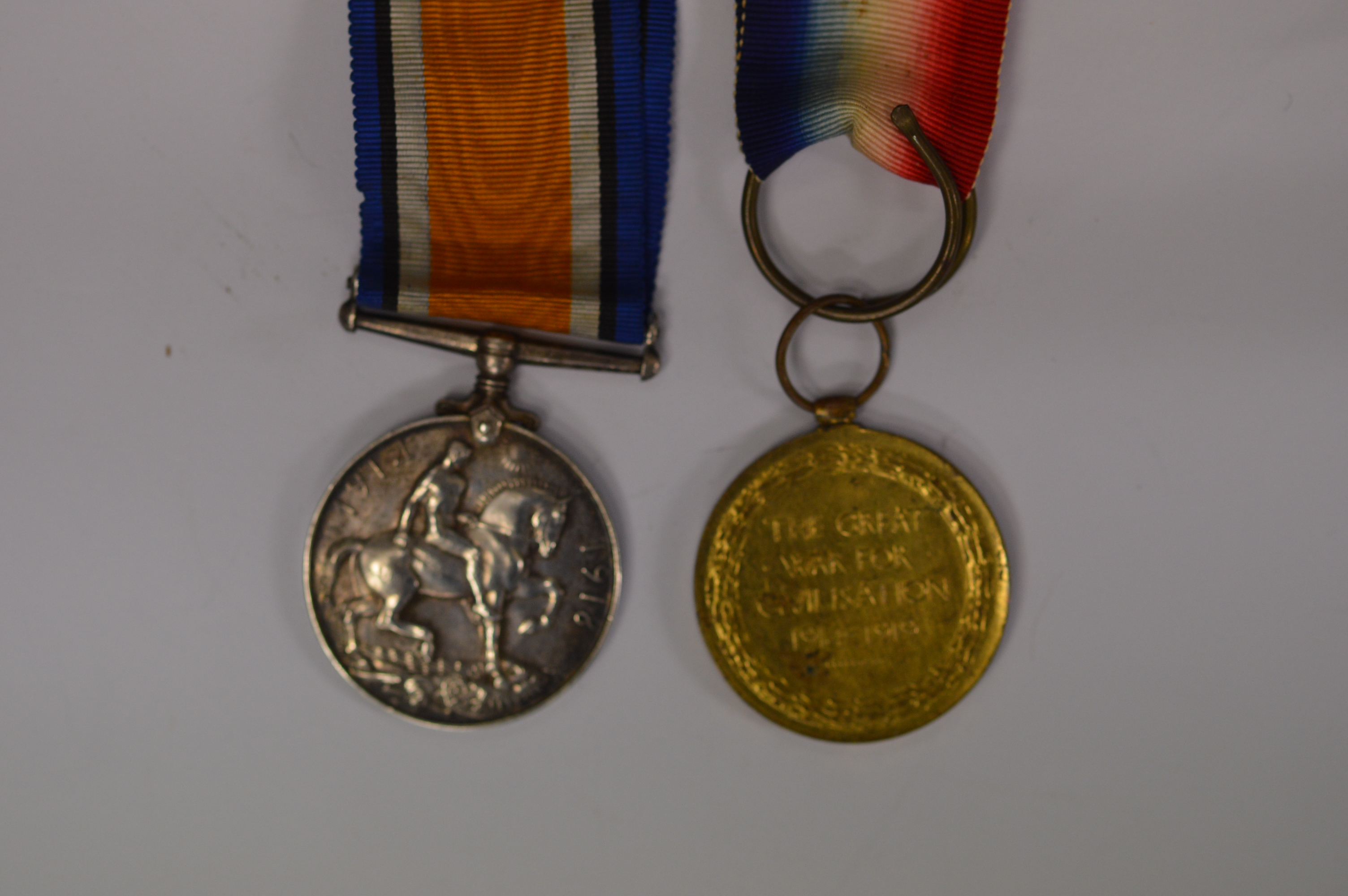 A pair of WW1 medals to SS-14943.pte. E. J. Tucker - Image 2 of 2