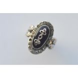 An Antique silver and gold mounted mourning ring. Est. £20 - £30.