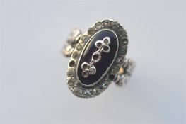 An Antique silver and gold mounted mourning ring. Est. £20 - £30.