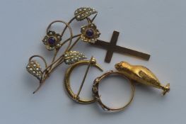 A small gold flower together with a gold brooch, ring etc. Approx. 13 grams. Est. £70 - £80.
