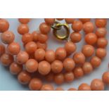 A good graduated string of coral beads weighing approx. 22 grams. Est. £120 - £150.