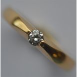 An 18 carat yellow gold single stone ring. Approx. 4.5 grams. Est. £120 - £150.