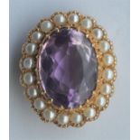 An oval amethyst and pearl brooch in rose gold. Approx. 6.5 grams. Est. £60 - £70.