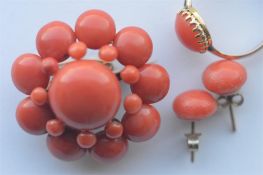 An attractive coral brooch together with matching ring and earrings. Est. £50 - £60.
