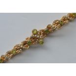 An attractive 15 carat peridot and pearl bracelet with concealed clasp. Est. £500 - £600.