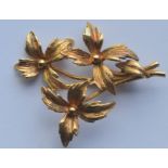 A heavy 9 carat brooch in the form of a flower. Approx. 7.5 grams. Est. £50 - £60.