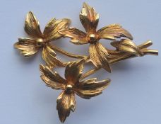 A heavy 9 carat brooch in the form of a flower. Approx. 7.5 grams. Est. £50 - £60.