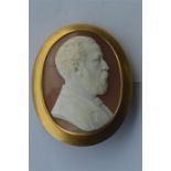 An attractive oval cameo of a gent in high carat frame. Est. £200 - £250.