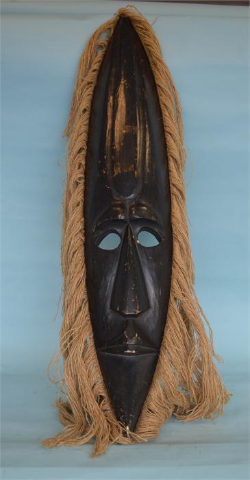 An unusual carved tribal mask. Est. £30 - £40.