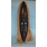 An unusual carved tribal mask. Est. £30 - £40.