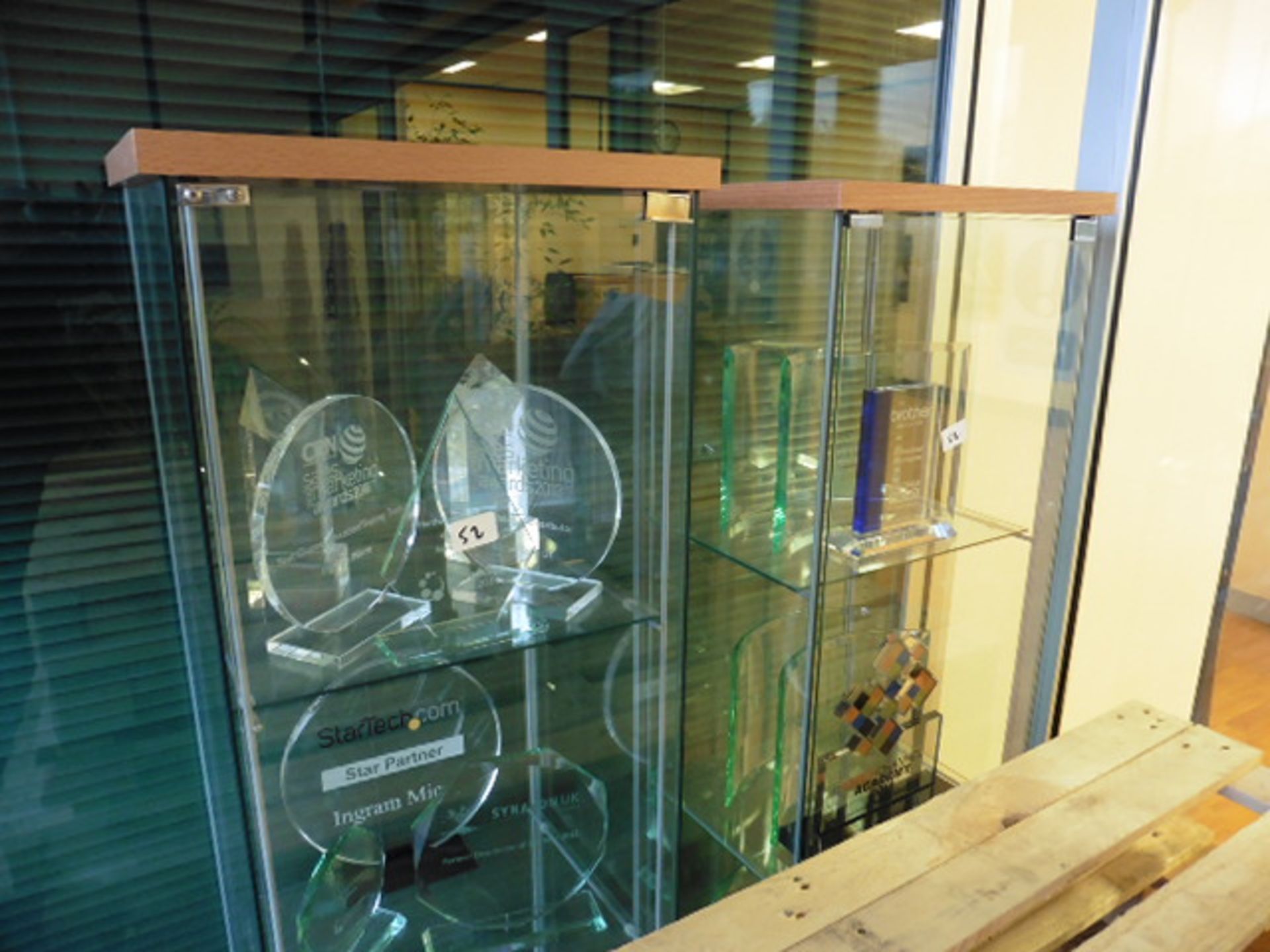 4 modern glazed display cabinets - Image 2 of 2