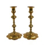 A pair of 19th century brass candlesticks, the bases of flowerhead form, h. 21 cm CONDITION