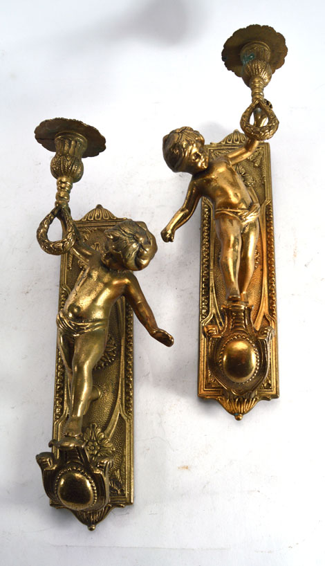 A pair of brass Neo Classical-style wall sconces in the form of cherubs, h. 30 cm CONDITION - Image 3 of 3