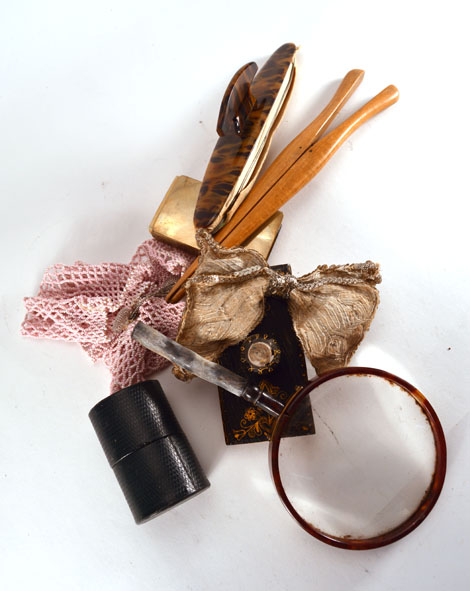 A pair of faux tortoise shell spectacles, a Parker duofold gilt metal mounted pen and various - Image 4 of 4