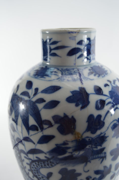 A pair of 19th Chinese century blue and white vases of slender baluster form decorated with dragons, - Image 5 of 6