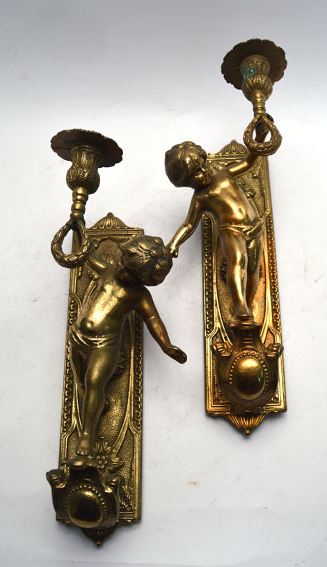 A pair of brass Neo Classical-style wall sconces in the form of cherubs, h. 30 cm CONDITION - Image 2 of 3