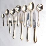 A silver harlequin part twelve sitting canteen consisting:
12 x table knives
13 x dessert knives