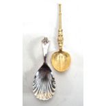 A silver caddy spoon with shell bowl, Hampton Utilities, Birmingham 1965, l. 9.5 cm, together with a