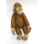 A Schuco-type 'Yes/No' monkey, fully jointed in golden mohair and pressed felt, h. 28 cm CONDITION