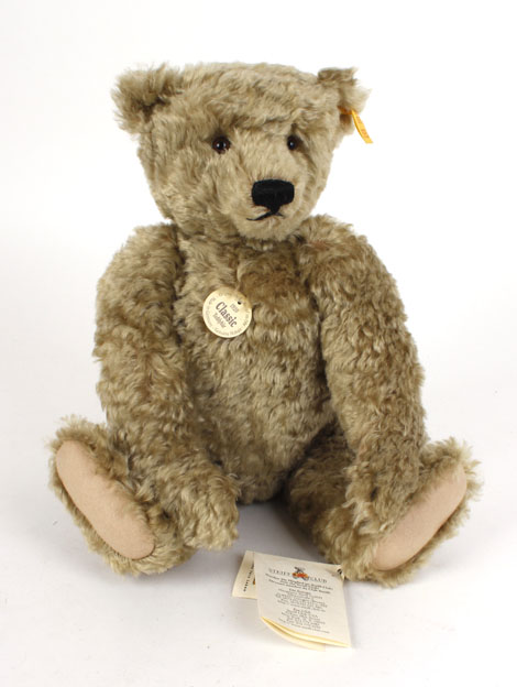 A Steiff collector's bear 'Classic 1920', blonde mohair, h. 38 cm