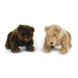 A Merrythought collector's bear walking on all fours, blonde mohair, h. 20 cm, Ltd. Ed. 560/750 and