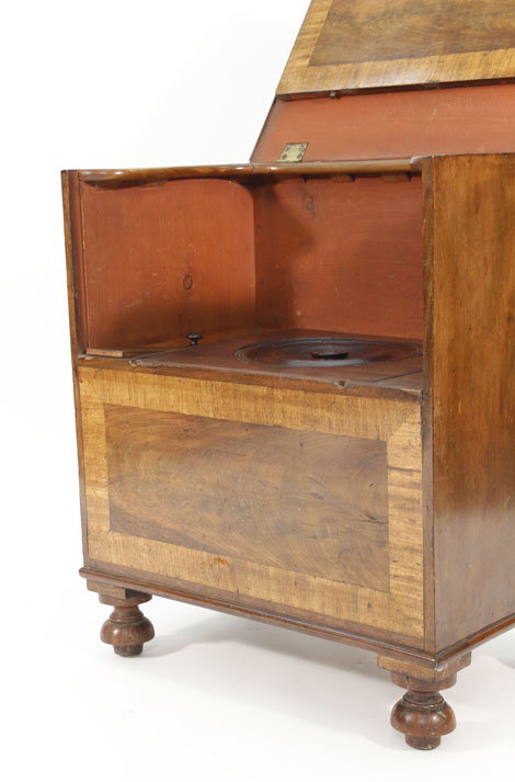 A William IV mahogany and crossbanded commode on bun feet, w. 64 cm CONDITION REPORT: Wear - Image 3 of 3