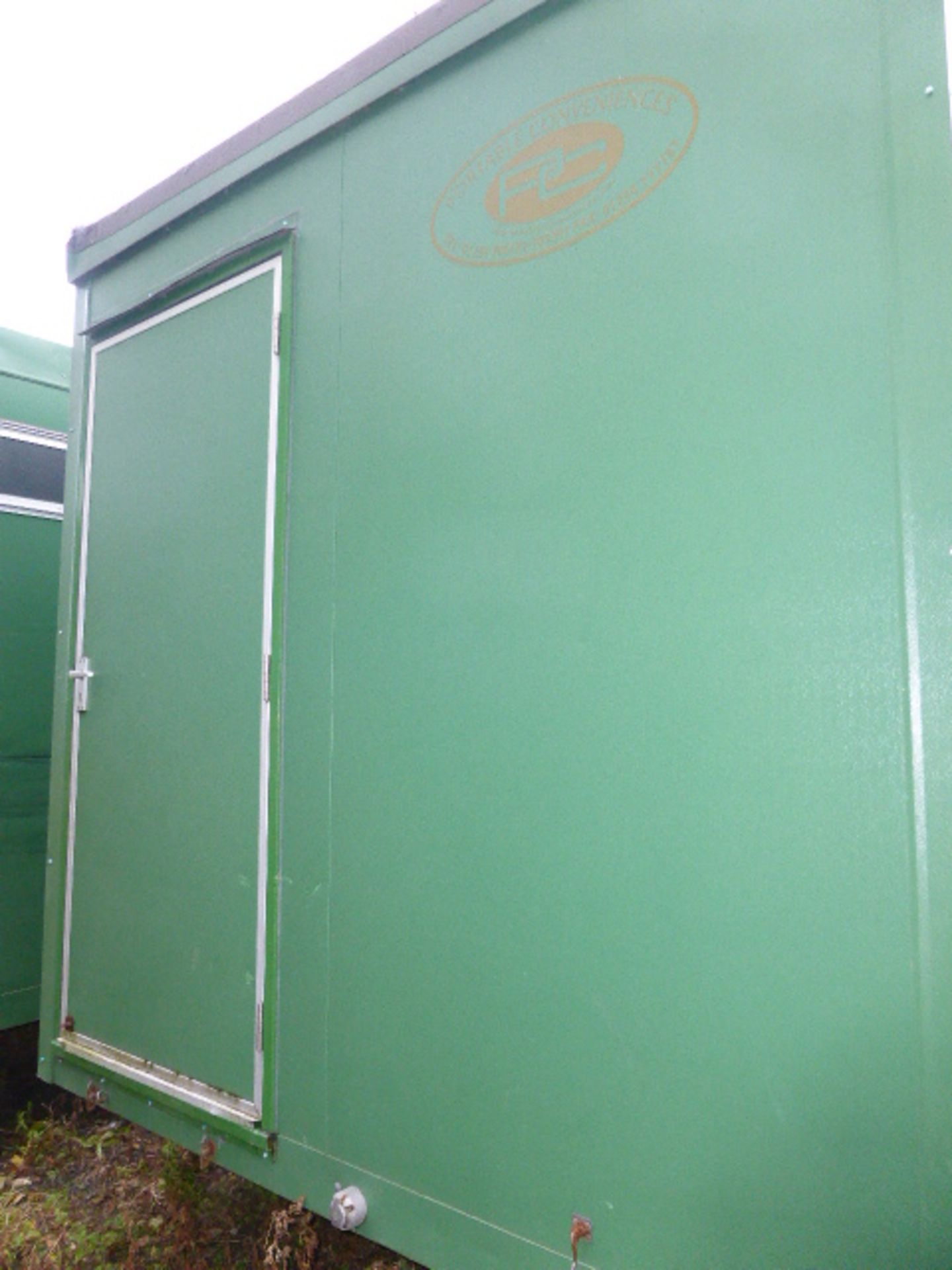Springfield standard twin axle toilet trailer 4 + 2 + urinal toilet trailer with mains connection ( - Image 9 of 17