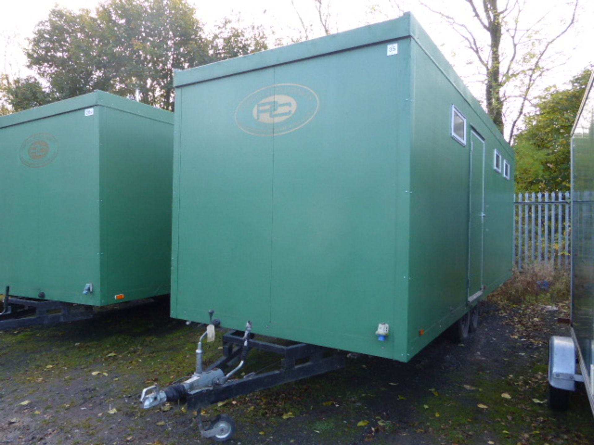 Springfield standard twin axle toilet trailer 4 + 2 + urinal toilet trailer with mains