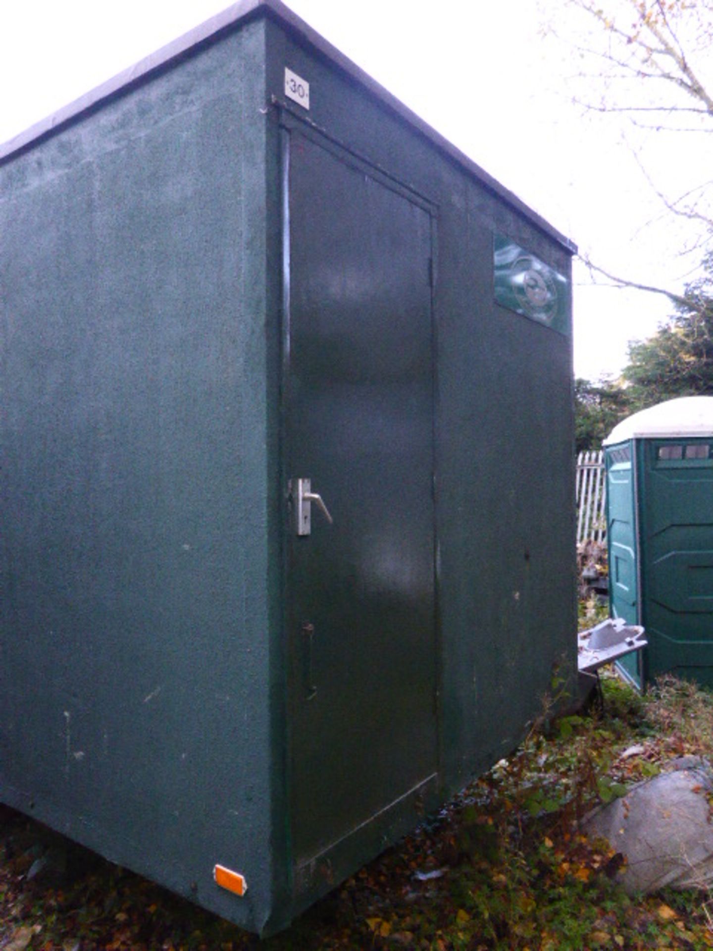 Twin axle 22ft toilet trailer with 4 + 1 + urinals in green rough cast finish (code 30) - Image 8 of 13