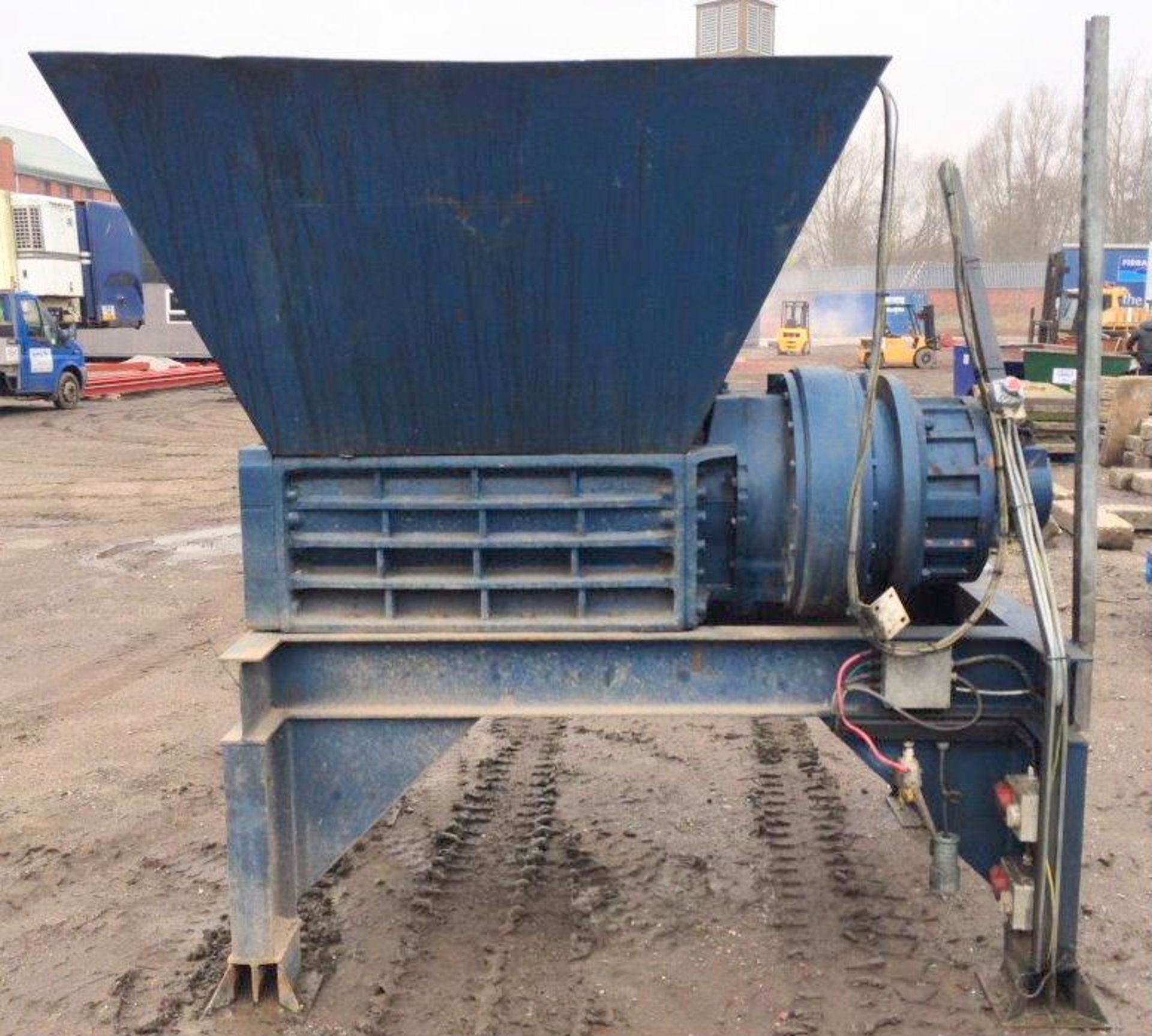 A Hydraulic Twin Blade Shredder, 1m x 870mm chamber; Frame Mounted Hydraulic Power Pack, 30in x 5.