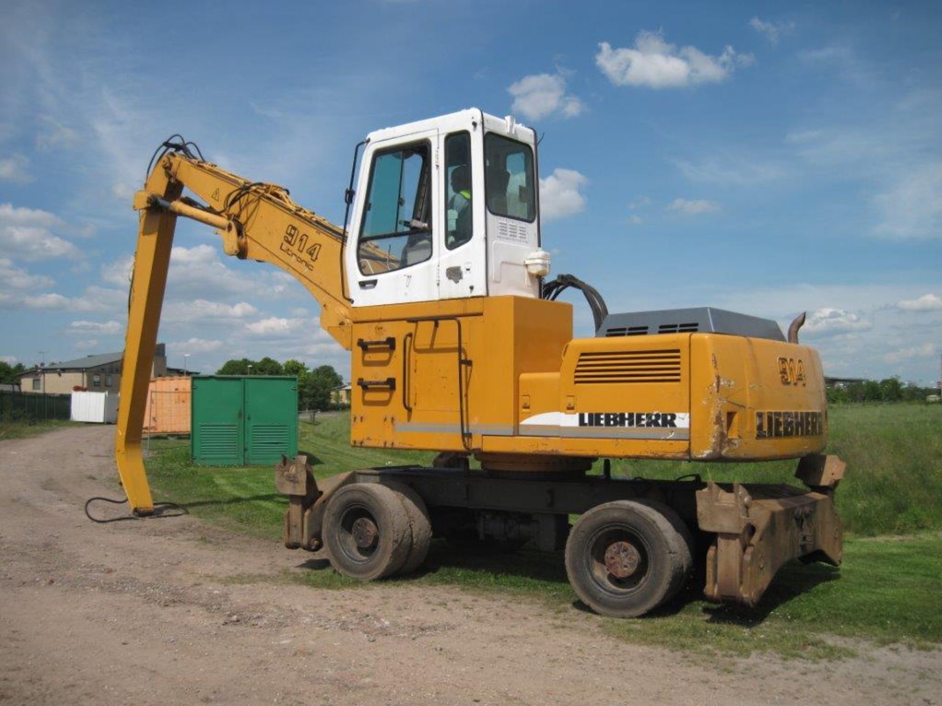 Liebherr 914 Rehandler on Wheels 2003.
Very good condition, high cab, solid wheels and long reach - Image 2 of 4