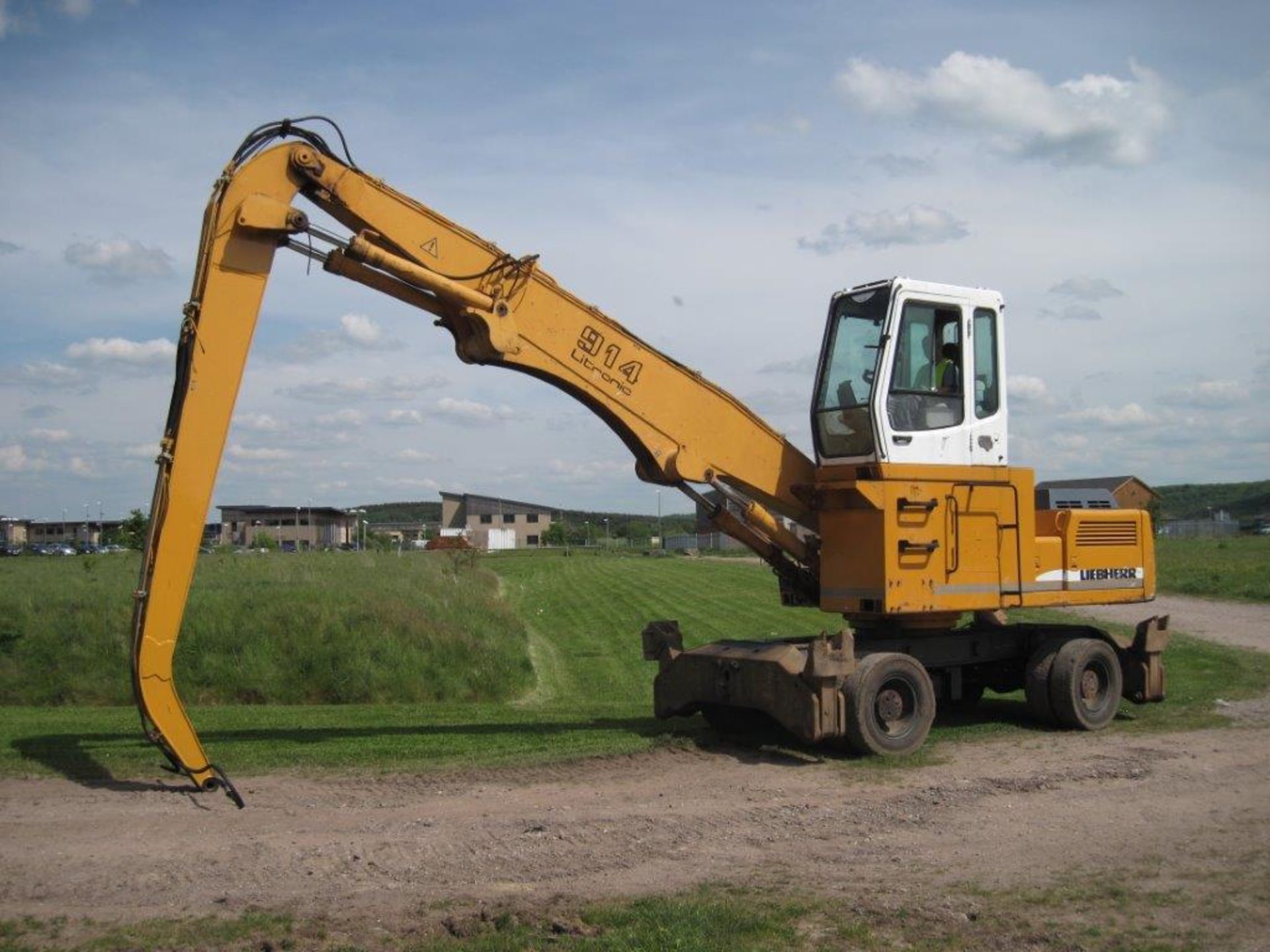 Liebherr 914 Rehandler on Wheels 2003.
Very good condition, high cab, solid wheels and long reach - Image 4 of 4