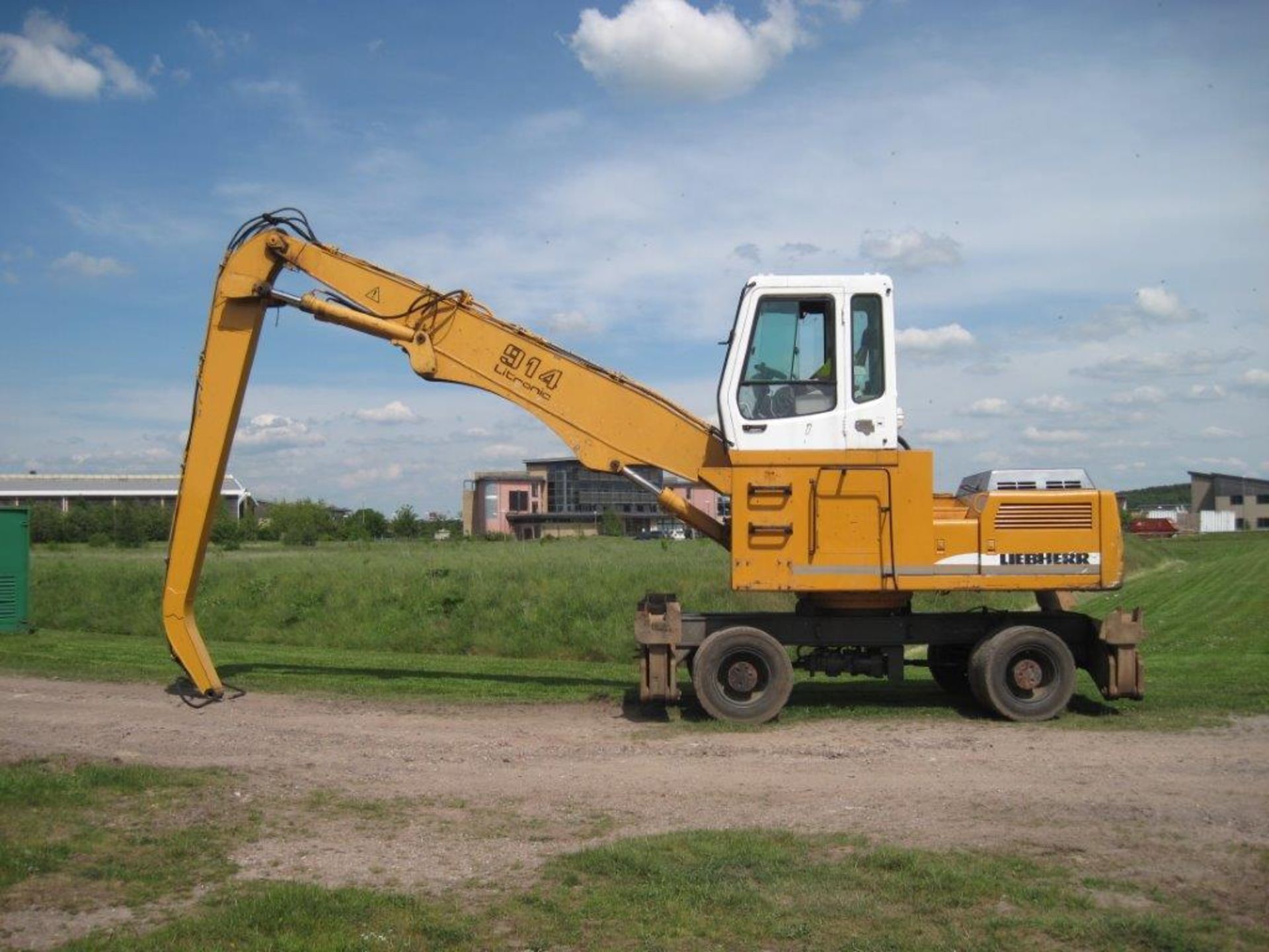 Liebherr 914 Rehandler on Wheels 2003.
Very good condition, high cab, solid wheels and long reach - Image 3 of 4