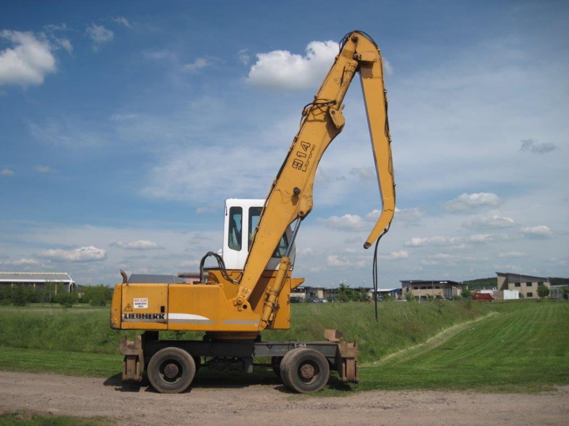 Liebherr 914 Rehandler on Wheels 2003.
Very good condition, high cab, solid wheels and long reach