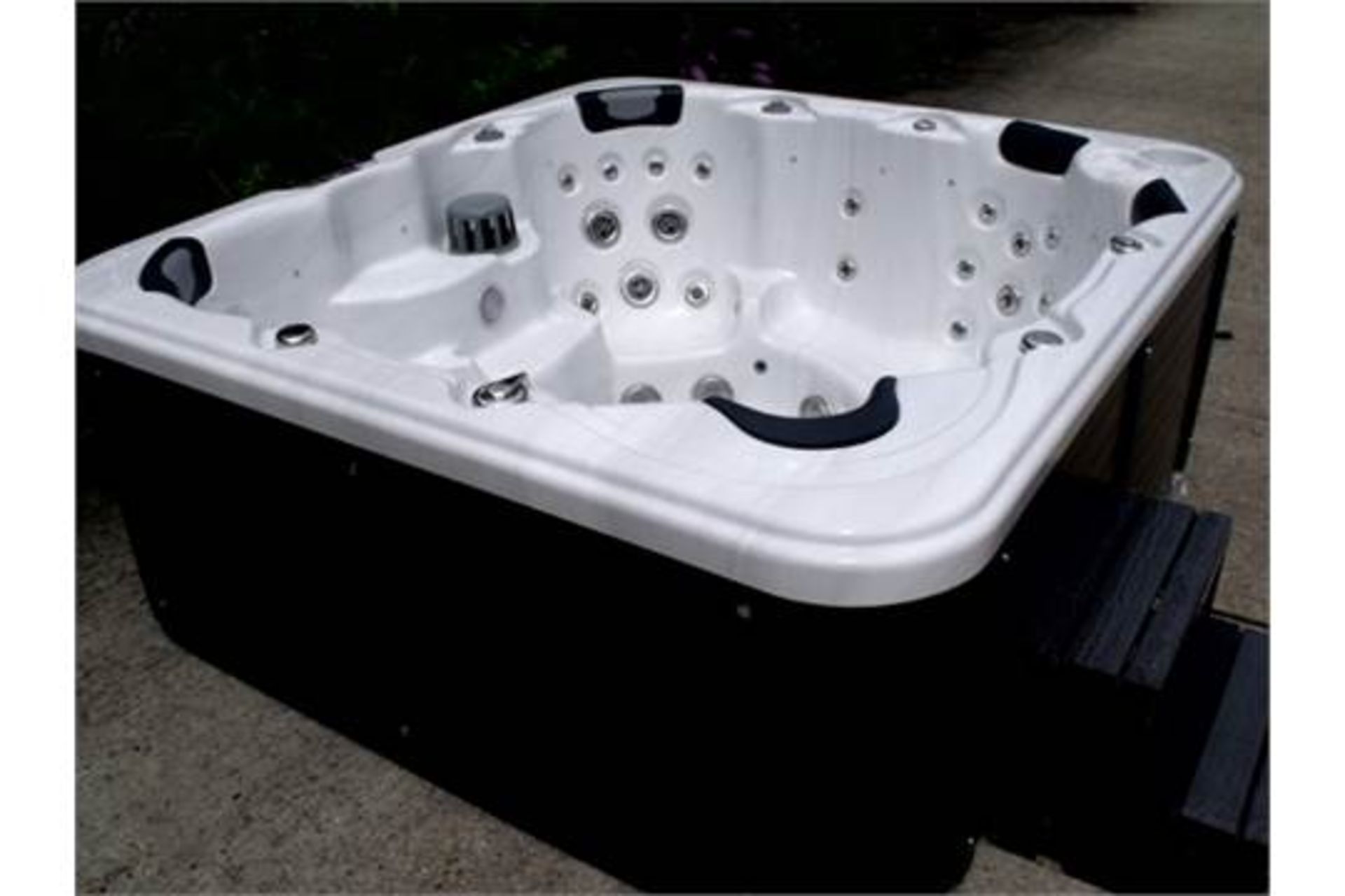 Brand new 2104 , 7 seater grande Range Hot Tub