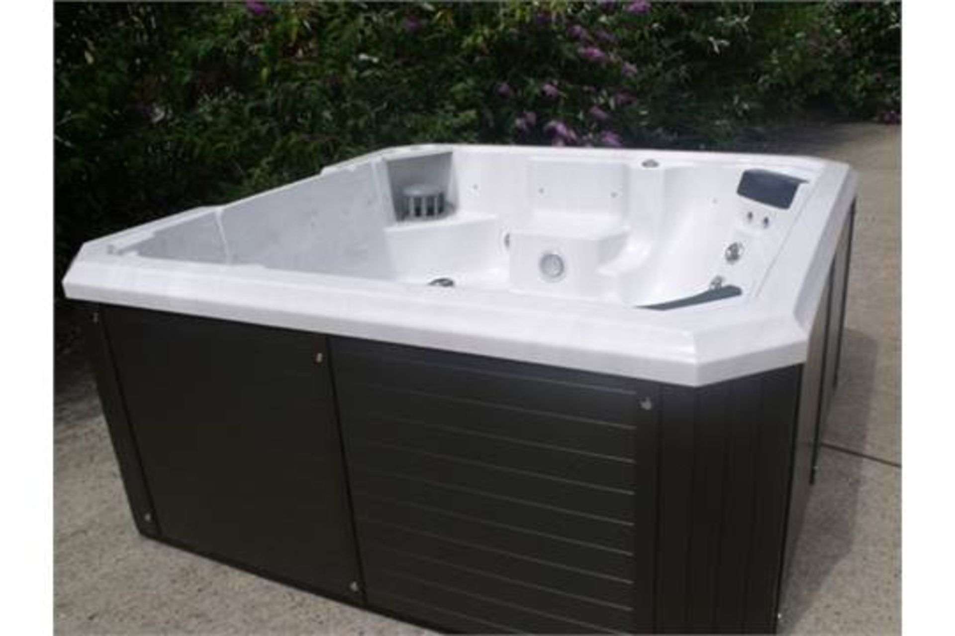 Brand new 2104 Comfort Range Hot Tub - Image 2 of 7