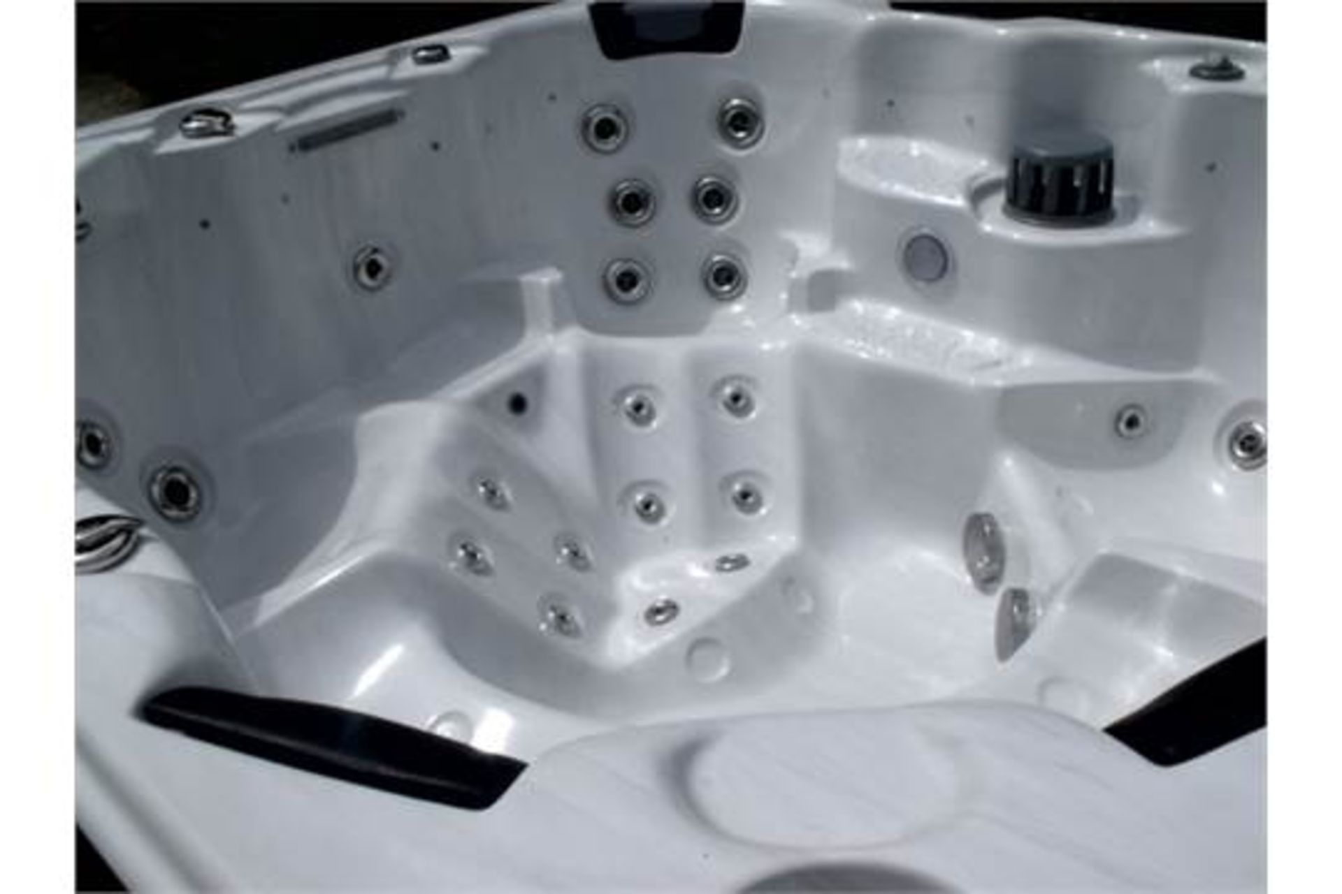 Brand new 2104 , 7 seater grande Range Hot Tub - Image 4 of 8