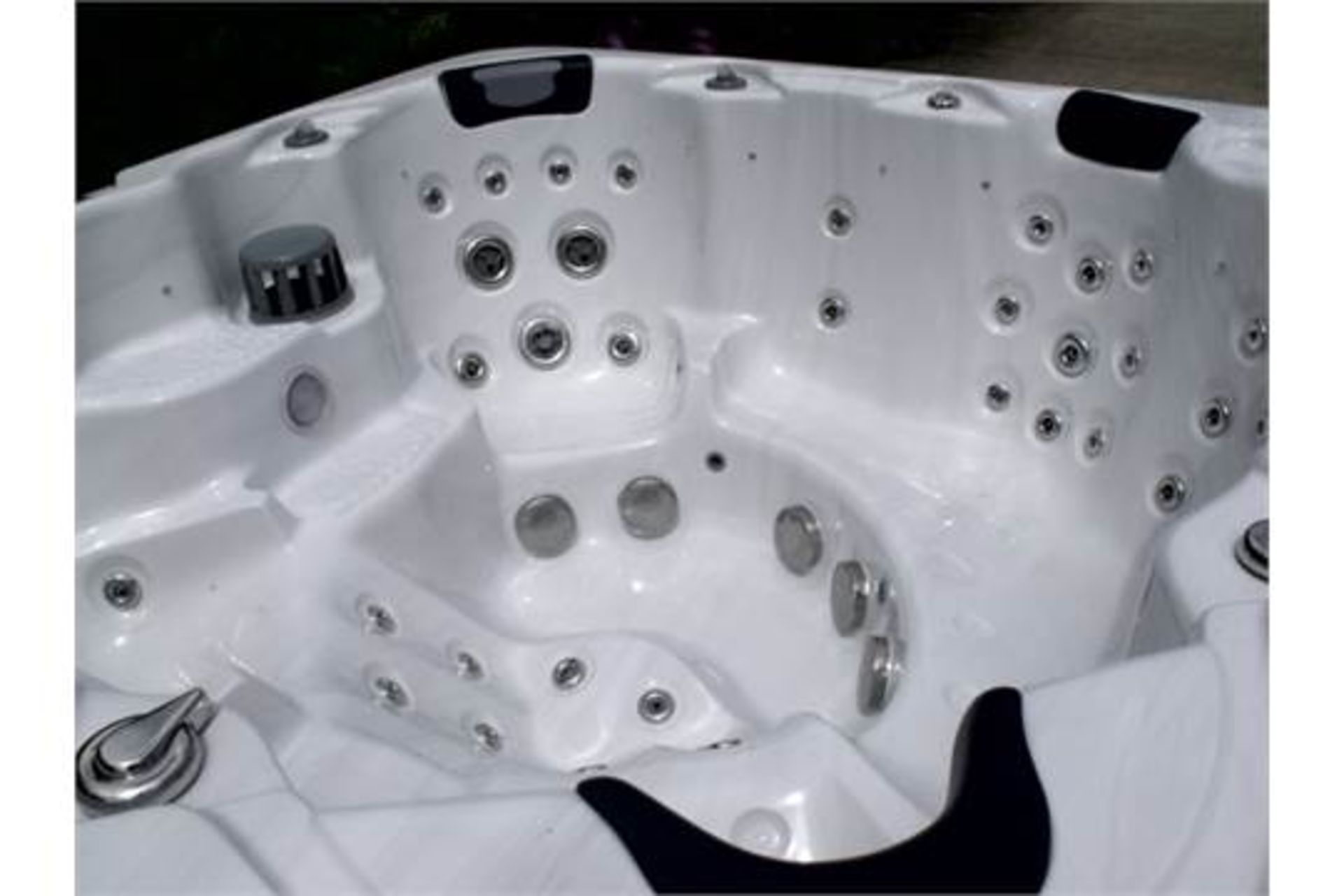 Brand new 2104 , 7 seater grande Range Hot Tub - Image 7 of 8