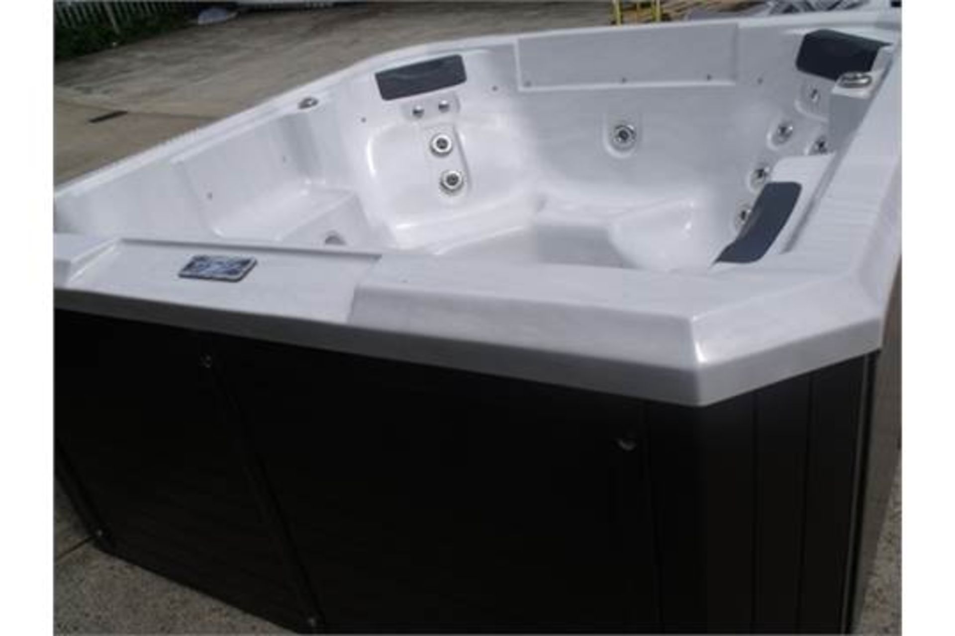 Brand new 2104 Comfort Range Hot Tub - Image 3 of 7