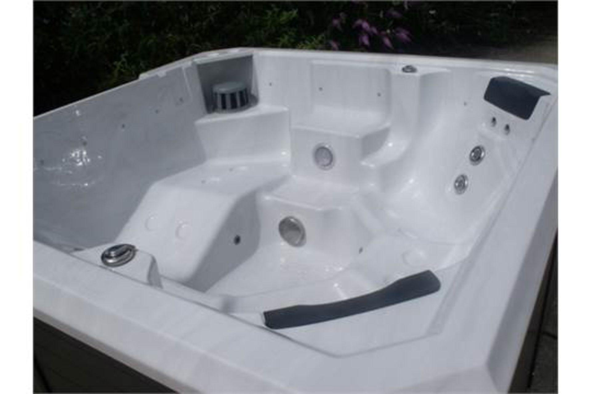 Brand new 2104 Comfort Range Hot Tub