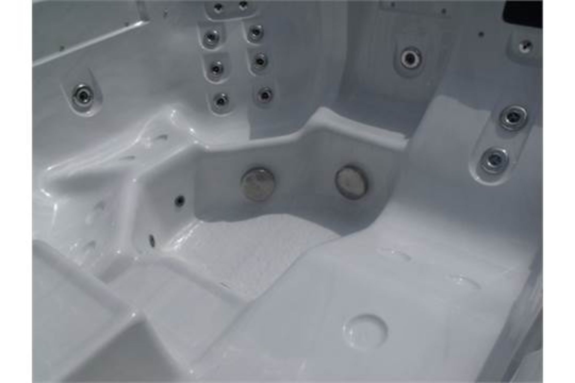 Brand new 2104 Comfort Range Hot Tub - Image 5 of 7