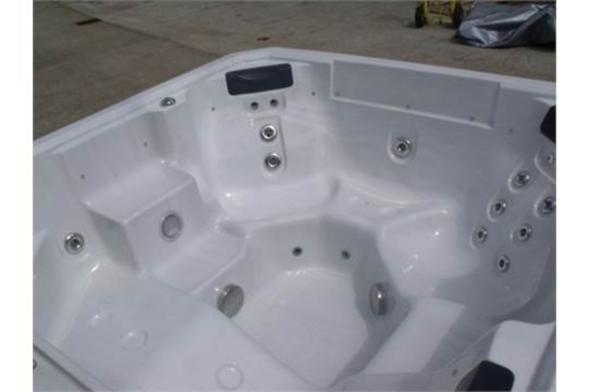 Brand new 2104 Comfort Range Hot Tub - Image 4 of 7