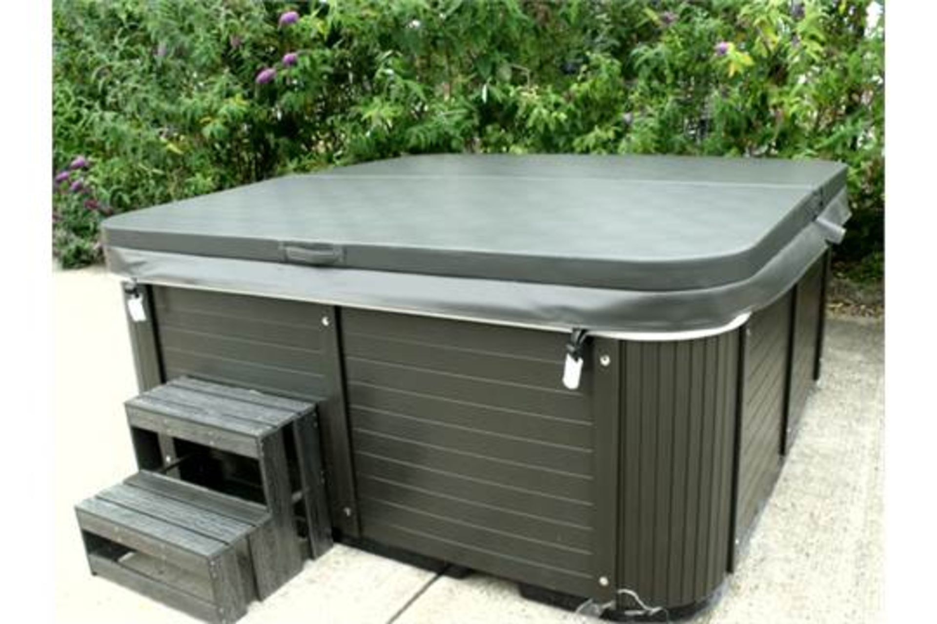 Brand new 2104 , 7 seater grande Range Hot Tub - Image 2 of 8