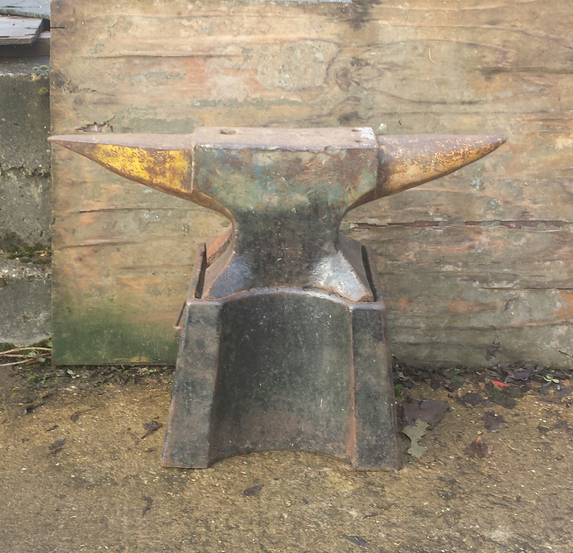 Peter Wright twin horn anvill with own stand, zero vat