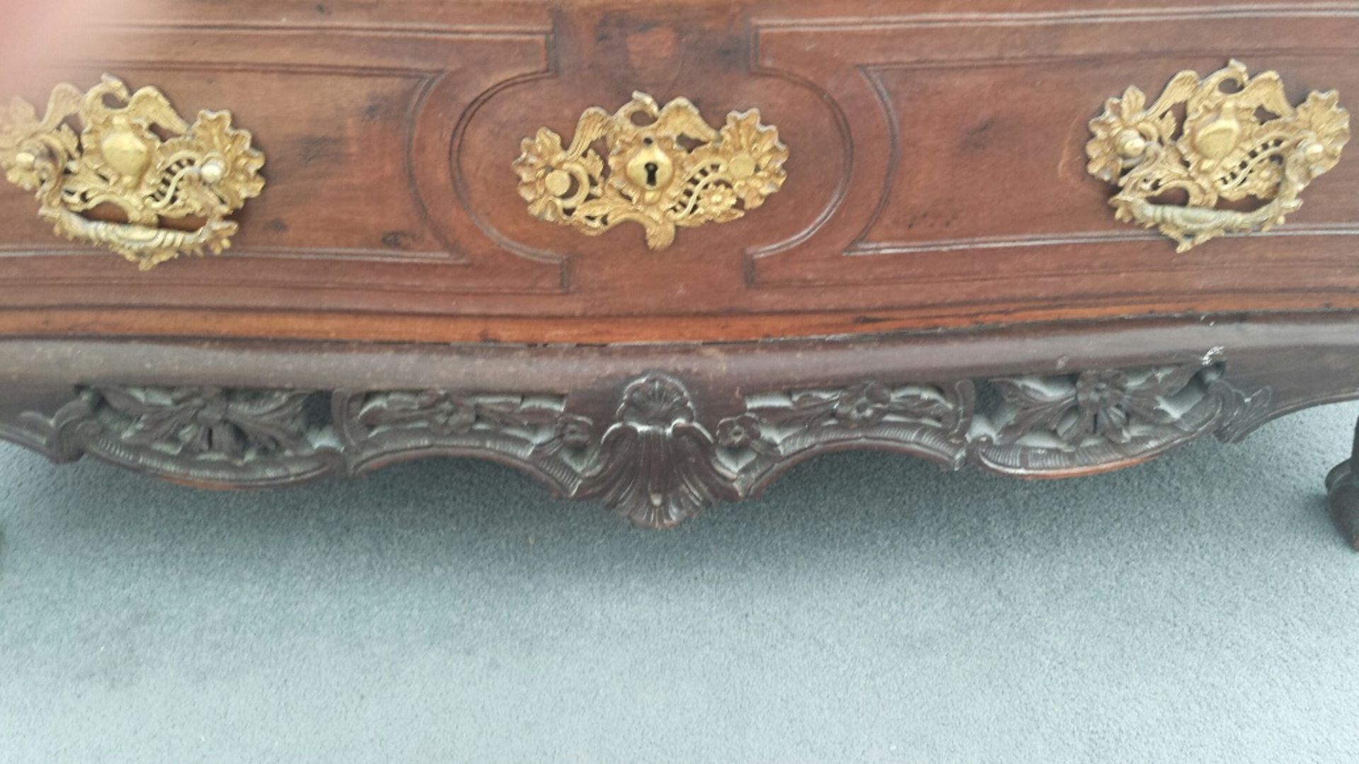 18TH CENTURY LIEGE WALNUT CHEST OF DRAWERS - Image 4 of 4