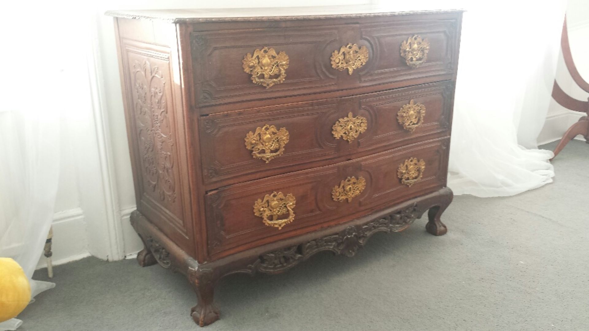 18TH CENTURY LIEGE WALNUT CHEST OF DRAWERS