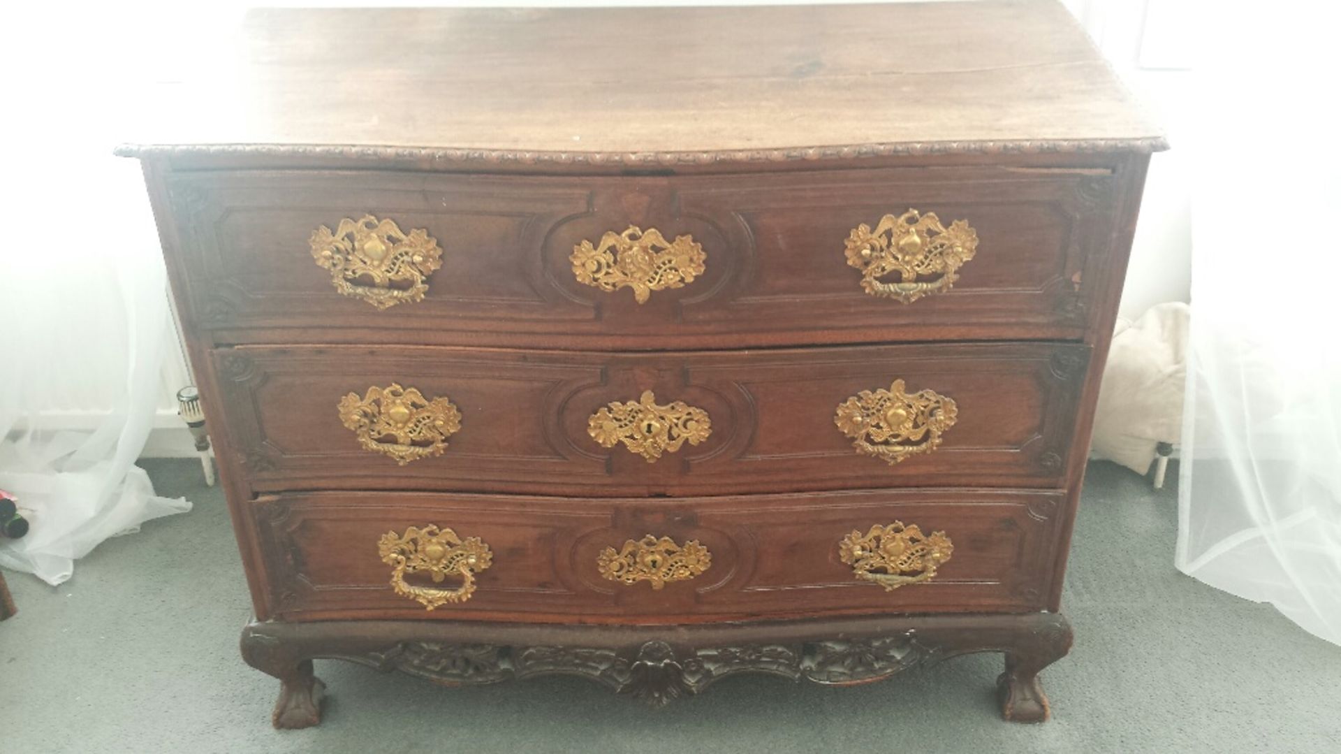 18TH CENTURY LIEGE WALNUT CHEST OF DRAWERS - Image 2 of 4