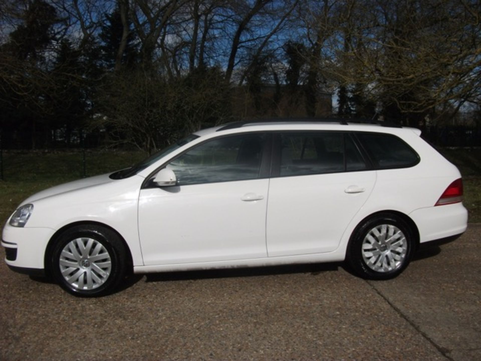 VW GOLF ESTATE 1.9 BLUE MOTION TDI DPF 5 DOOR ESTATE - Image 9 of 17